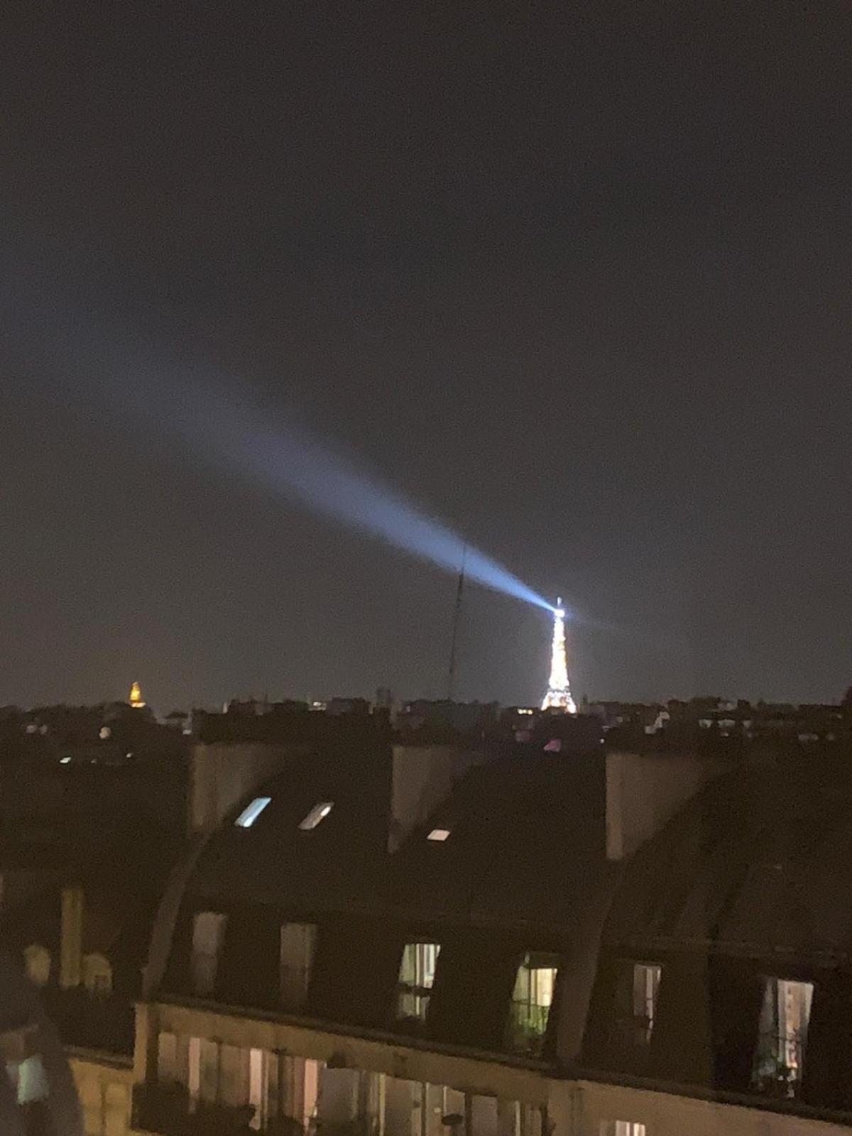 Amazing Eiffel Views At Cool Central Area Apartment Paris Exterior photo